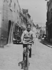 876210 Afbeelding van Nico Kool op z'n fiets in de Korte Viestraat in Wijk C te Utrecht, op Koninginnedag. Zijn ouders ...